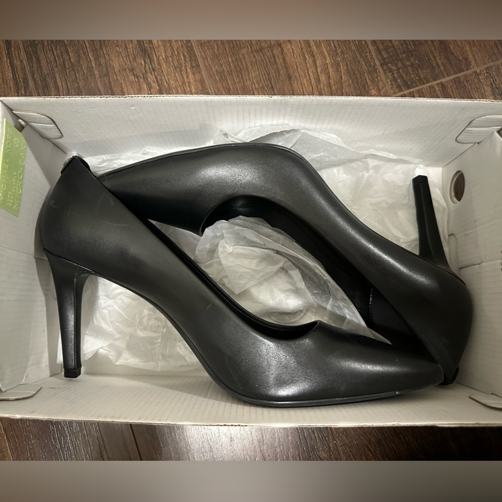 Michael Kors Black Dorthy Flex Leather Pump - Picture 4 of 7